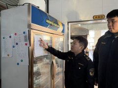 <b><b>伊春市市场监视办理局为“冰超”冰壶赛建牢食</b></b>